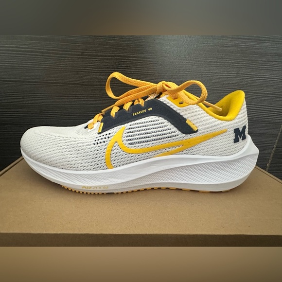 💙Nike Air Zoom Pegasus 40 "Michigan" Running Shoes Size 6.5 W or Men's Size 5💛 - Picture 6 of 14
